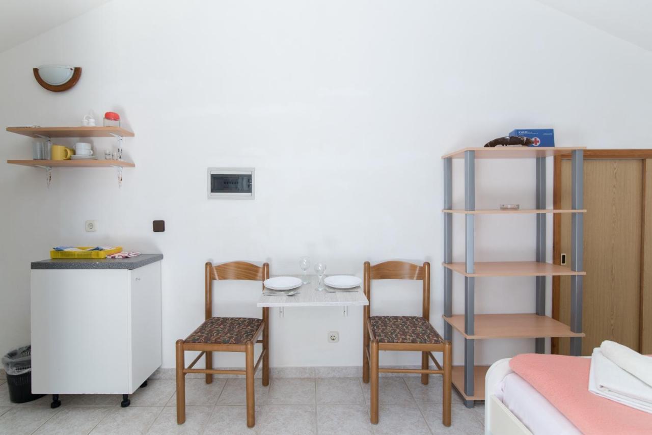 Apartments Pinija Supetar Bilik gambar